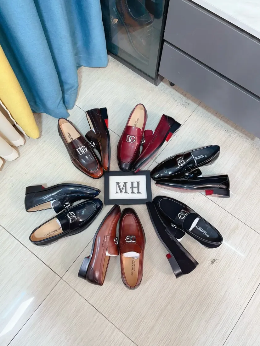 Men's shoes 💰540🌸🌸 [DG Dolce & Gabbana] High-end customized leather shoes. The upper is made of imported calf leather. Original hardware. I believe you will be impressed from the first time you see it. The avant-garde atmosphere can no longer fully interpret its elegance. AAA grade rubber outsole is super comfortable. The original cover last of the counter ensures its original version and quality. The upper is simple and the cowhide lining ensures its comfort and breathability. A pair of truly good shoes has its own unique soul, famous quality, and the first choice for successful people. Regular size 38-44 (45 customized)